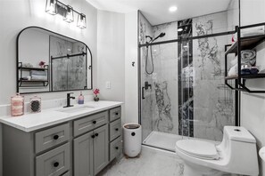 Hiustenkuivaaja, pyyhkeet, saippua, sampoo