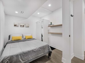 1 chambre, coffre-fort, fer et planche à repasser