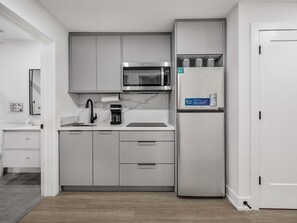 Réfrigérateur, four à micro-ondes, surface de cuisson, cafetière-théière