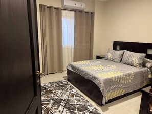 3 habitaciones, escritorio, tabla de planchar con plancha y wifi gratis 