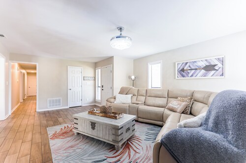 Firepit~Pool~Outdoor Games~ Picnic Area