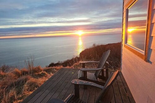 Bluff cottage with endless views, minutes away from tranquil Homer