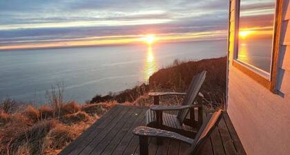 Bluff cottage with endless views, minutes away from tranquil Homer