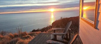 Bluff cottage with endless views, minutes away from tranquil Homer