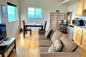 Living area - Bluff cottage with endless views, minutes away from tranquil Homer (Homer)