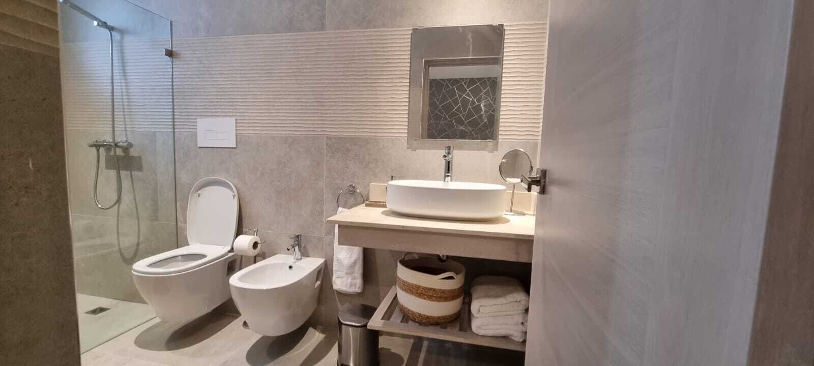Een douche, een haardroger, handdoeken, zeep