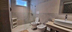 Een douche, een haardroger, handdoeken, zeep