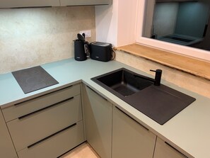 Réfrigérateur, micro-ondes, four, plaque de cuisson