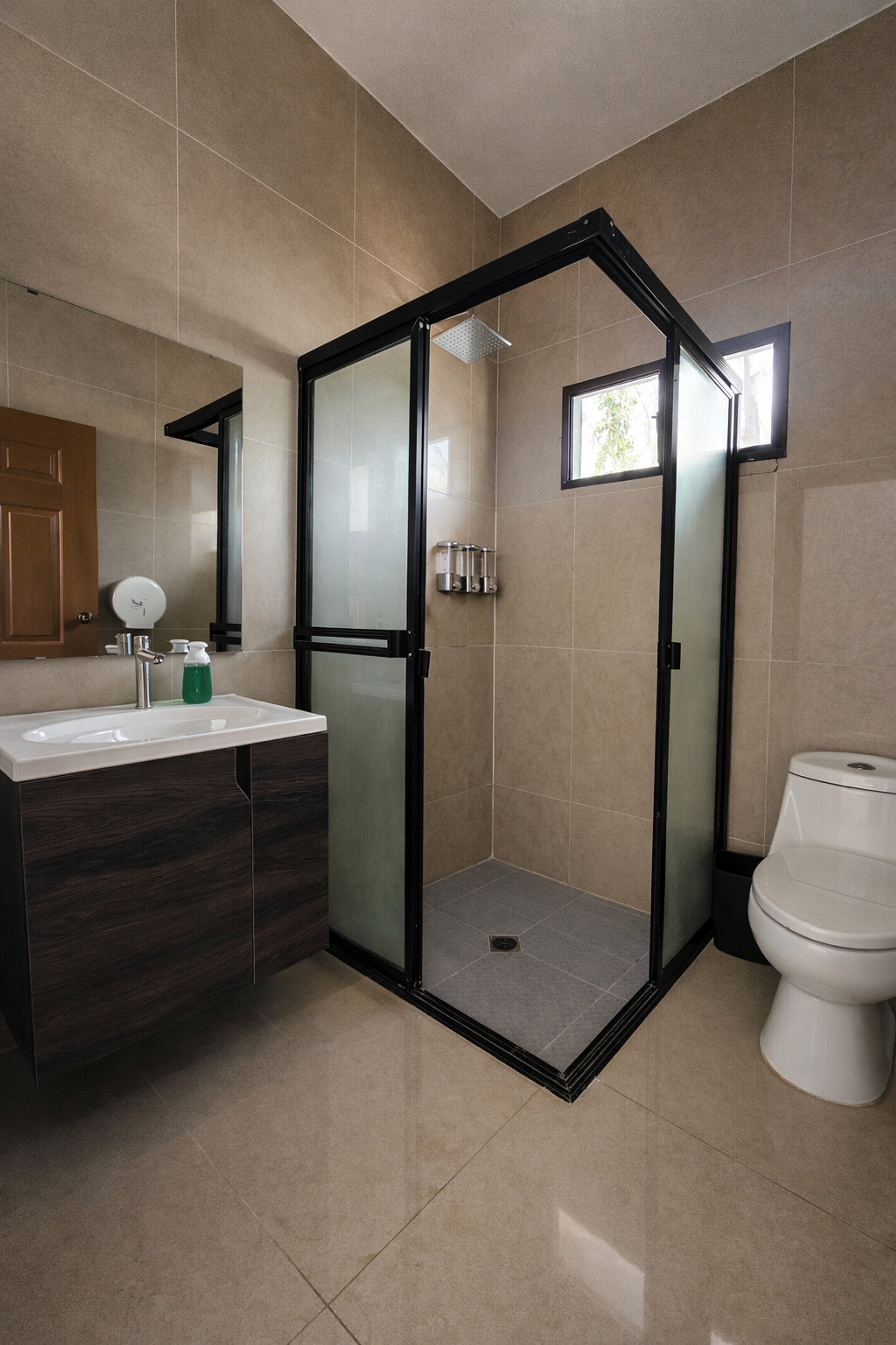 Regadera, amenidades de baño gratuitas, toallas, jabón 