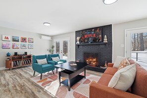 Smart TV, chimenea, tenis de mesa y libros 