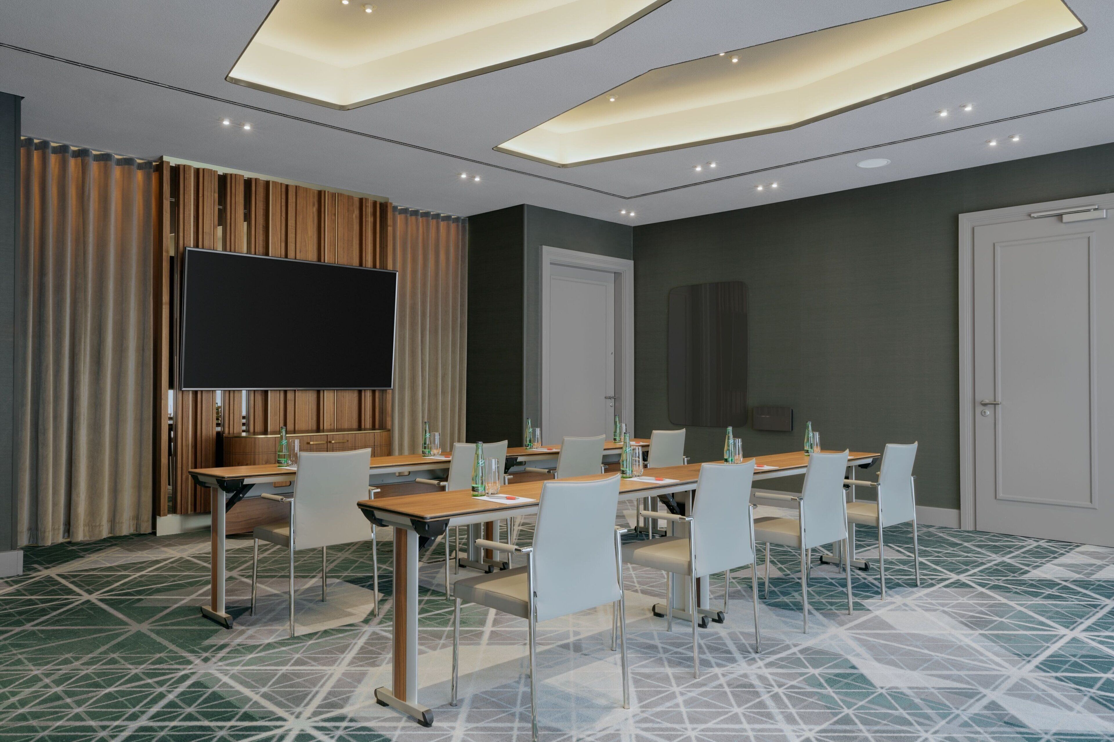 غرفة مزدوجة أو بسريرين منفصلين بتجهيزات أساسية - منظر للفناء | مرفق الاجتماعات