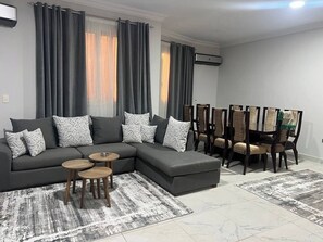Smart TV - Elite House: Garden Oasis 3BR – Mall of Arabia (Giza Governorate)