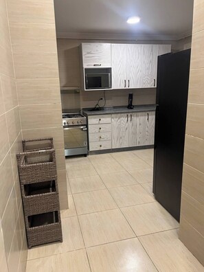 Private kitchen - Elite House: Garden Oasis 3BR – Mall of Arabia (Giza Governorate)