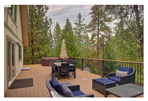 Large Deck • Spa • Games • Vaulted Ceiling Cabin near Yosemite