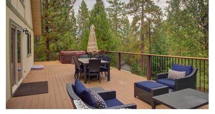 Large Deck • Spa • Games • Vaulted Ceiling Cabin near Yosemite
