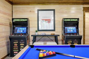 Games room - Pine Hills Playground|Slide, Hot Tub, Fire + Games (Broken Bow)