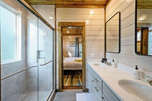 Shower, towels, shampoo - Pine Hills Playground|Slide, Hot Tub, Fire + Games (Broken Bow)