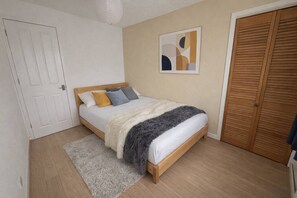 2 bedrooms, desk, iron/ironing board, travel cot - Charming Flat • Great Location • Free Parking • Fast WiFi • Self-Check-In (Nottingham)
