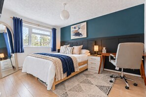 A bedroom with a bed, bedside tables, a desk, and a chair. - Charming Flat • Great Location • Free Parking • Fast WiFi • Self-Check-In (Nottingham)
