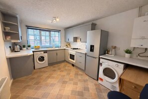 Fridge, microwave, oven, stovetop - Charming Flat • Great Location • Free Parking • Fast WiFi • Self-Check-In (Nottingham)