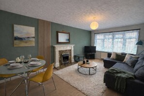 TV - Charming Flat • Great Location • Free Parking • Fast WiFi • Self-Check-In (Nottingham)