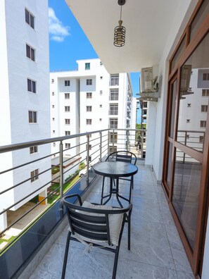 Outdoor dining - Spacious 3-bedroom apartment in serene Nyali with AC and gym (Nyali)