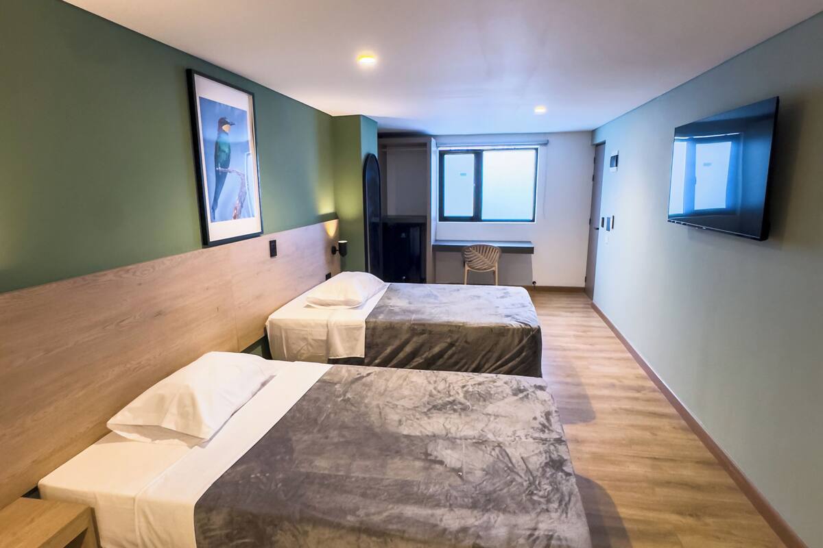 Phòng đôi hoặc 2 giường đơn Tiêu chuẩn, quang cảnh sân vườn | Bàn, khu vực làm việc phù hợp cho laptop, màn/rèm cản sáng
