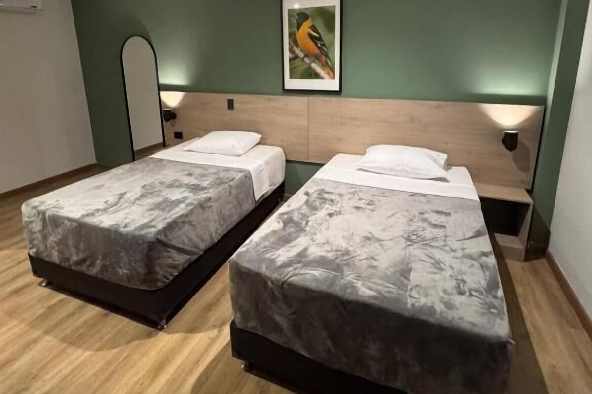 Kahden hengen standard-huone (yksi tai kaksi sänkyä), näköala pihalle