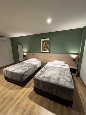 Kahden hengen standard-huone (yksi tai kaksi sänkyä), näköala pihalle