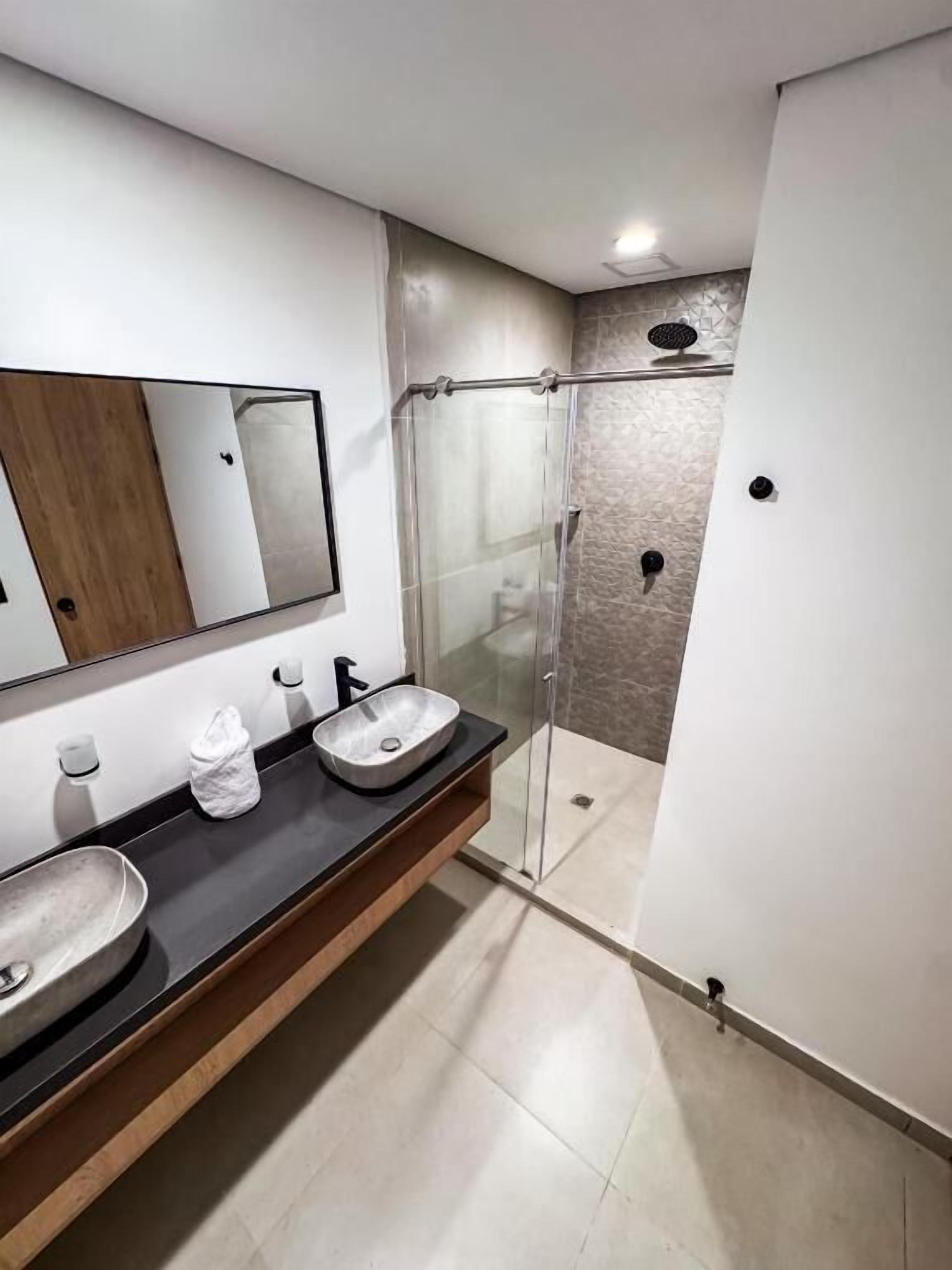 Quarto casal ou duplo standard, vista para o pátio | Banheiro | Chuveiro, produtos de toalete grátis, toalhas de banho, sabonete