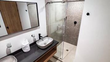 Quarto casal ou duplo standard, vista para o pátio | Banheiro | Chuveiro, produtos de toalete grátis, toalhas de banho, sabonete