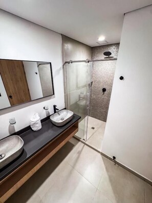 Dusche, kostenlose Toilettenartikel, Handtücher, Seife