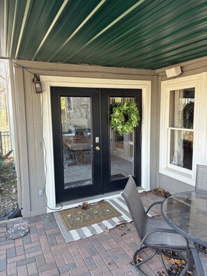 Outdoor dining - Forest View Inn - A retreat in the woods! (Bonner Springs)