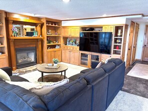 Living area - Forest View Inn - A retreat in the woods! (Bonner Springs)