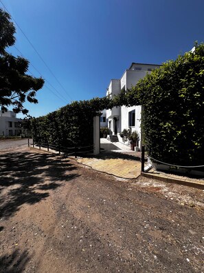 Property grounds - Casa AMA-Gi 2-bedroom apartment in a family house. With communal pool (SANTA MARTA)