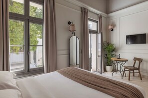 Een bureau, een strijkplank/strijkijzer, gratis wifi, beddengoed