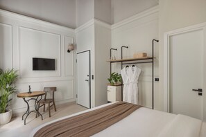 Een bureau, een strijkplank/strijkijzer, gratis wifi, beddengoed
