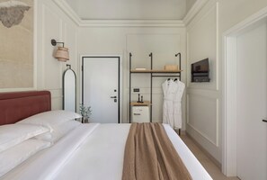 Een bureau, een strijkplank/strijkijzer, gratis wifi, beddengoed