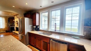 Fridge, microwave, oven, stovetop - The Fireside Lakehouse (Bridgeport)