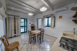 Fridge, microwave, oven, stovetop - Private Villa with Pool for 8 Guests in the Countryside of Ostuni (Ostuni)