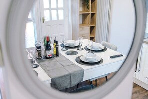 Dining - Spacious 2 Bedroom House | Sleeps 8 | Driveway Parking | Pool Table & Games (Greater Manchester)