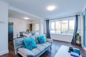 TV, video games, ping pong - Spacious 2 Bedroom House | Sleeps 8 | Driveway Parking | Pool Table & Games (Greater Manchester)