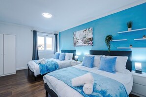 2 bedrooms, iron/ironing board, Internet, bed sheets - Spacious 2 Bedroom House | Sleeps 8 | Driveway Parking | Pool Table & Games (Greater Manchester)