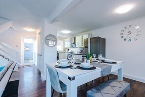 Fridge, microwave, oven, stovetop - Spacious 2 Bedroom House | Sleeps 8 | Driveway Parking | Pool Table & Games (Greater Manchester)