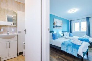 Bathroom - Spacious 2 Bedroom House | Sleeps 8 | Driveway Parking | Pool Table & Games (Greater Manchester)