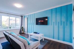 Living area - Spacious 2 Bedroom House | Sleeps 8 | Driveway Parking | Pool Table & Games (Greater Manchester)