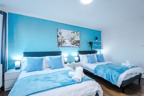 Room - Spacious 2 Bedroom House | Sleeps 8 | Driveway Parking | Pool Table & Games (Greater Manchester)