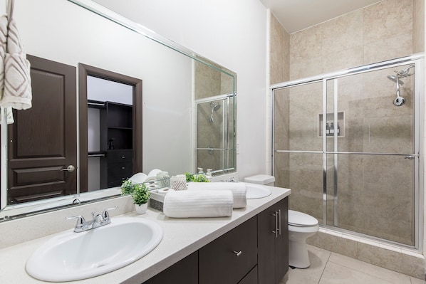 Shower, hair dryer, towels, soap - Relax in Style – Gated 3BR/2BATH Close to Mall & Restaurants - Centrally Located (McAllen)