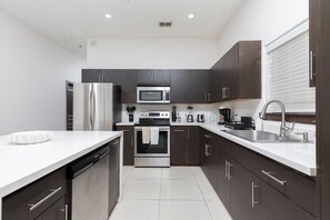 Micro-ondes, four, plaque de cuisson, lave-vaisselle