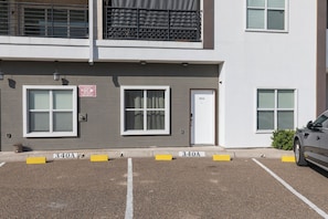 Exterior - Relax in Style – Gated 3BR/2BATH Close to Mall & Restaurants - Centrally Located (McAllen)